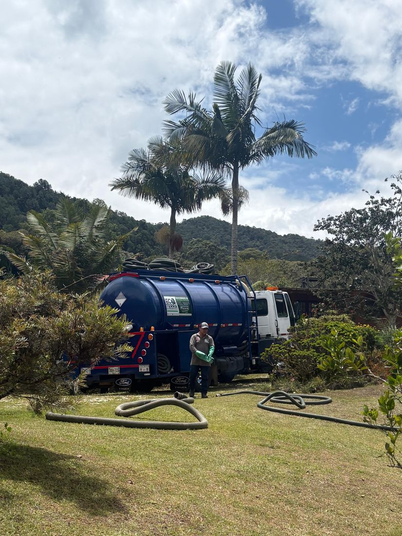 Vehículo de Ecoterra durante un servicio en una finca